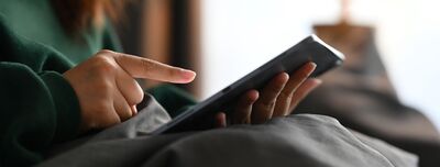 Person beim Bedienen eines Tablets