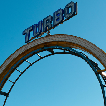 Achterbahn mit Turbo-Schriftzug
